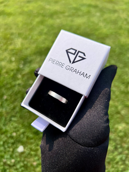 The Ezel Minimalist Ring in 925 Sterling Silver
