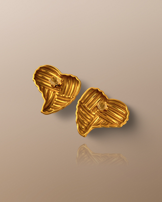 The Raina Ribbed Heart Earrings in 18K Gold