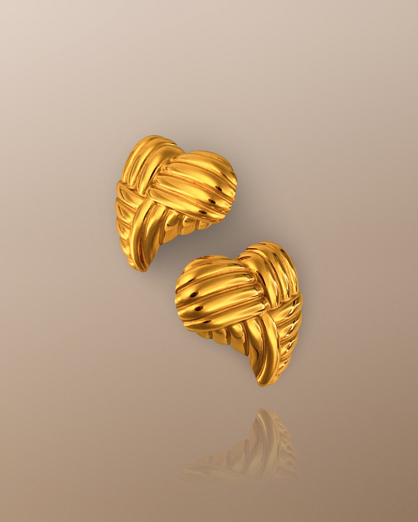 The Raina Ribbed Heart Earrings in 18K Gold