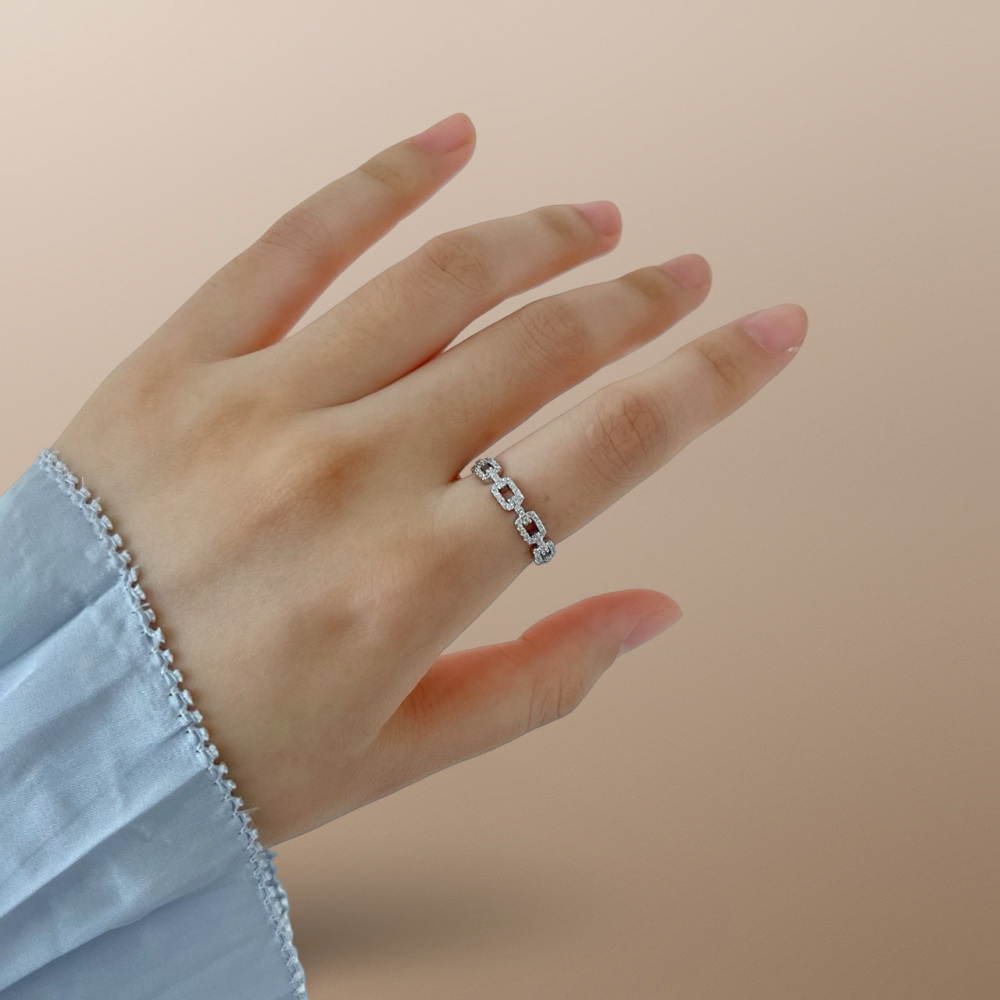 Minnie Locked Chain Ring in Sterling Silver