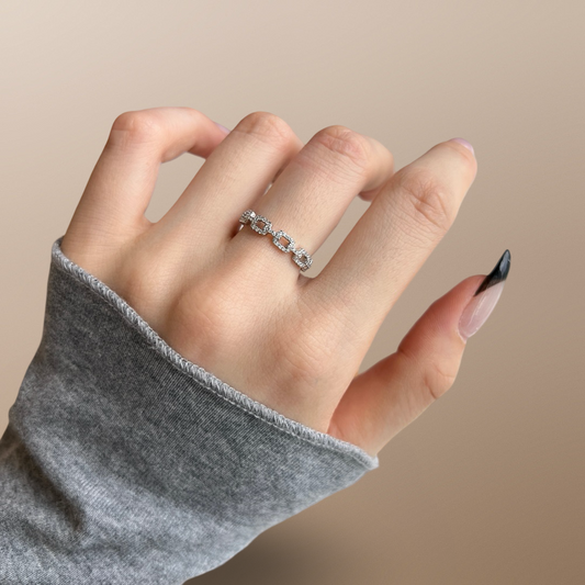 Minnie Locked Chain Ring in Sterling Silver